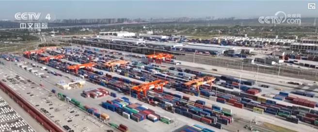 上半年西安中歐班列往返開行3055列造就內陸開放新標竿。（大陸央視）