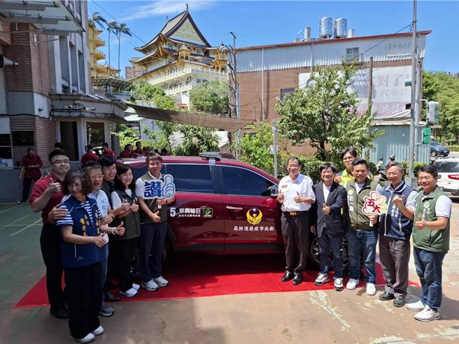 新北市消防局第五大队今（28）日在土城分队举办灾情勘查车捐赠典礼，感谢巨轮兴业股份有限公司捐赠灾情勘查车一辆、造福人群，提供更安全可靠的设备给第一线执勤的消防人员，以保护市民生命财产的安全。（新北市消防局第五大队提供）