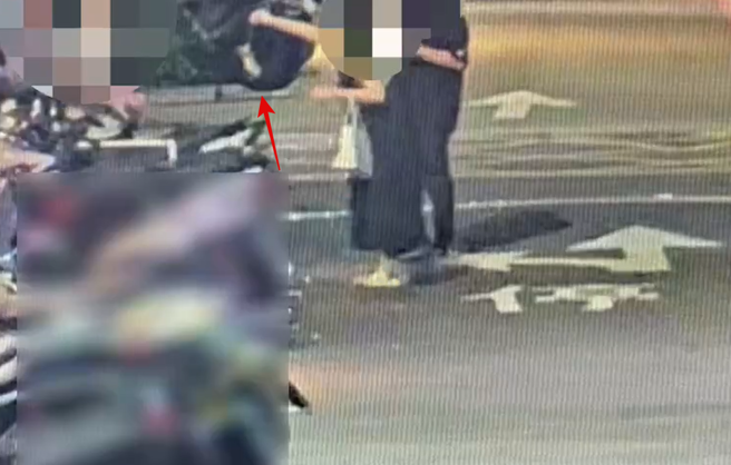 台北男女酒醉，在路边抓住水沟鼠甩动玩虐，警方已函送动保处。（图／李惠婷翻摄）