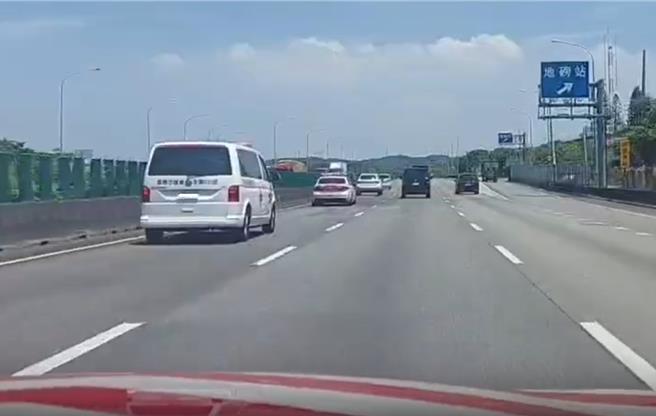 国道警协助早产儿转院。（国道公路警察局提供）