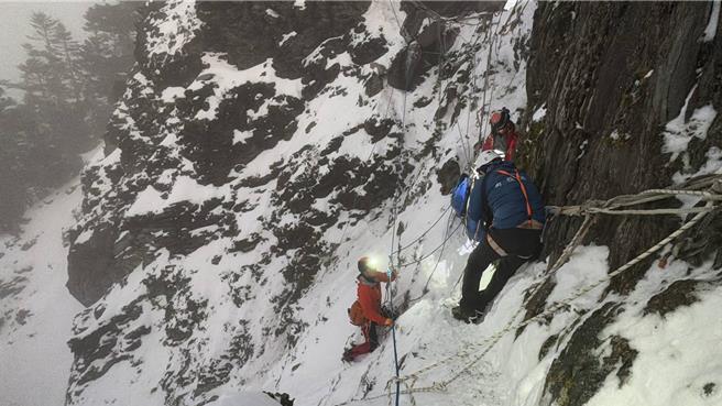 彰化银行职员赖玫霖今年1月30日攀登马博横断乌拉孟断崖时坠谷罹难，家属以其名义捐赠南投县消防局1辆消防警备车遗爱人间。（南投县消防局提供／杨静茹南投传真）