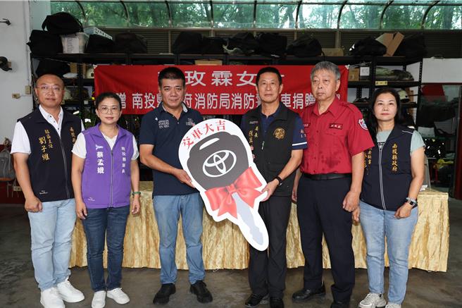 罹难者堂哥赖永贤将消防警备车的车钥匙交由南投县消防局长陈兴杰，感谢搜救人员。（南投县消防局提供／杨静茹南投传真）