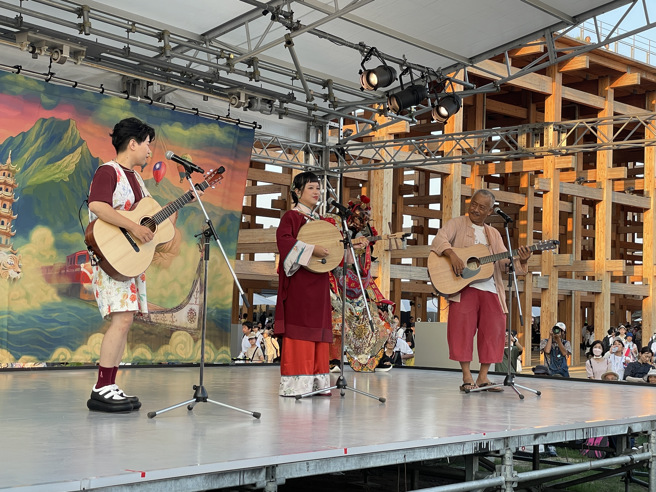 文化部策画「岛屿之声：庙埕前的谢神戏」由9组团队、6段节目组成 ，其中一段节目为「咱讲的话：阿母的话」 ，由左至右为客语创作歌手邱舒 、师承念歌国宝杨秀卿的张雅淳 、金曲歌王谢铭佑 。（蔡佩珈摄）