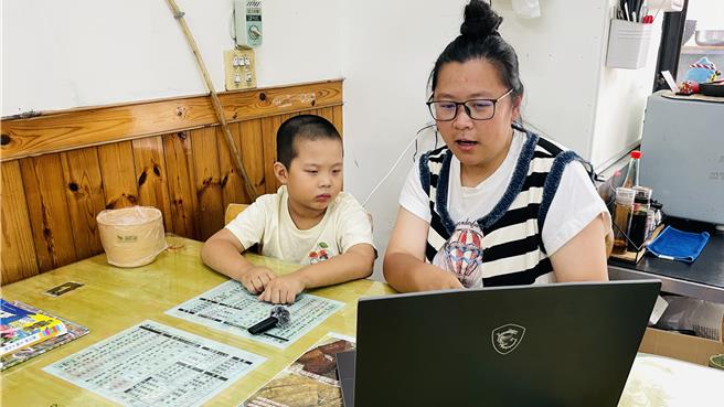 「才藝換食」首位分享者西瓜（右）與餐廳小老闆崔宇樂（左）分享經營民宿的經驗。（蕭嘉蕙攝）