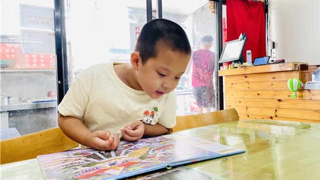 年僅7歲的餐廳小老闆崔宇樂個性外向開朗，常主動與顧客聊天互動，是店內的「社交小王子」。（蕭嘉蕙攝）
