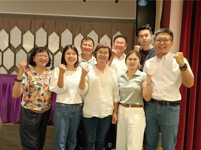 立法委员陈素月（前排中）表态争取代表民进党参选彰化县长，要让乡亲知道未来将县政托付给她一定可以放心。（叶静美摄）