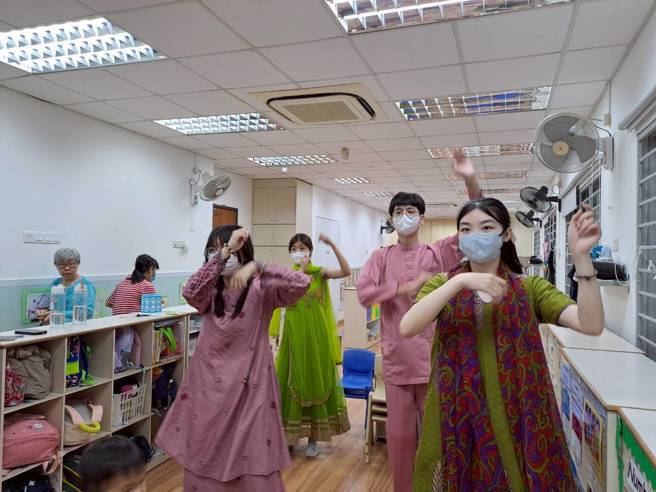 南華大學幼教系赴新加坡實習，配合新加坡種族和諧日，學生們穿上四大種族的衣服，一同跳舞和帶領幼兒闖關，品嚐不同種族的食物。(照片/南華大學提供)