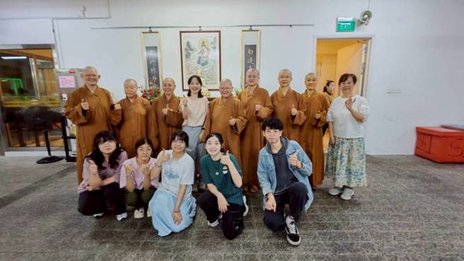 南華大學幼教系赴新加坡實習，新加坡佛光山住持同時也是慈愛幼兒學校負責人妙穆法師(後排左5)，帶領道場法師一起迎接南華師生。(照片/南華大學提供)