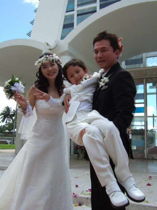 孫鵬與狄鶯帶著兒子孫安佐在關島舉行婚禮。(王雨晴攝)