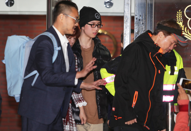 孫鵬（右一）與狄鶯（左二）的兒子孫安佐2018年底，被美國驅逐出境返台。（季志翔攝）