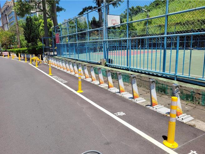 新店新和国小周边共有9个YouBike租借站，在非尖峰时段，9个站点的可借车辆数量寥寥无几，根本难以满足需求。（图／陈乃瑜提供）