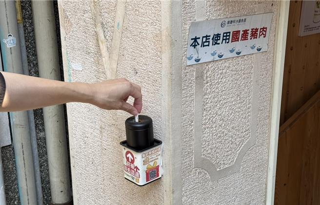 嘉义市在餐饮店、量贩店等乱丢菸蒂的热点设置菸蒂收集盒。（嘉市环保局提供／廖素慧嘉市传真）★《中时新闻网》：吸菸有害健康 中时新闻网关心您！戒菸专线：0800-636363。
