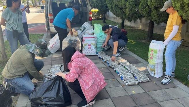 嘉义县推集满1瓶保特瓶菸蒂兑换现金，吸引民眾热烈回响。（嘉县环保局提供／廖素慧嘉市传真）★《中时新闻网》：吸菸有害健康 中时新闻网关心您！戒菸专线：0800-636363。