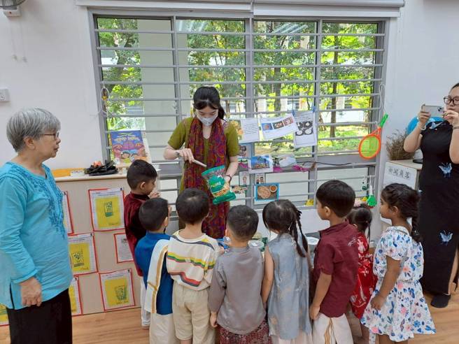 南華大學幼教系赴新加坡實習，黃芷姗同學穿著印度服飾，為幼兒介紹印度相關的傳統物品、零食以及服裝，與小朋友們歡慶種族和諧日活動。(照片/南華大學提供)