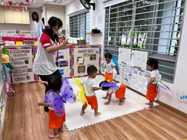 南華大學幼教系赴新加坡實習，廖若妤同學透過昆蟲扮演帶領幼兒學習童謠。(照片/南華大學提供)