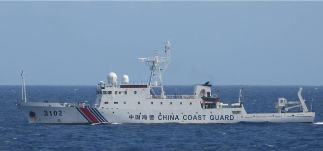 大陆海警「3102」舰船26日晚间起，持续朝东沙岛方向航行，企图接近限制海域。（海巡署提供）