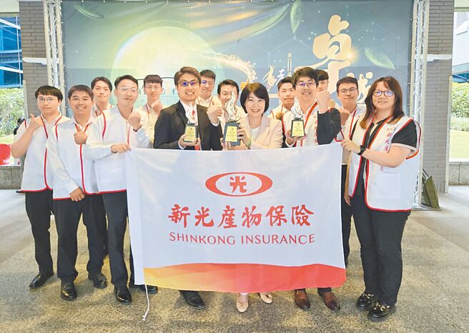 新光產險致力風險管理及公益關懷，榮獲保險卓越獎1金2銀肯定，由總經理何英蘭帶領經營團隊出席領獎。圖／新光產險提供