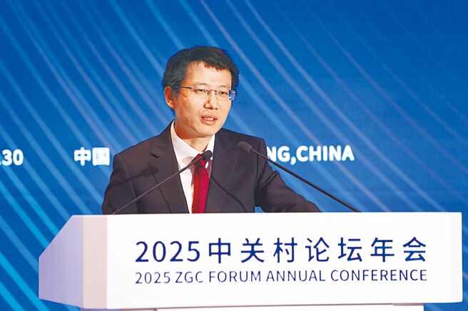 中国AI晶片龙头寒武纪26日发布2025年上半年财报，营收暴增逾4300％，实现转亏为盈。图为寒武纪公司董事长兼总经理陈天石。（中新社）