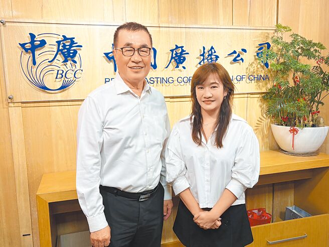 面对参选新北市长，台北市副市长李四川（左）27日再度重申不排斥立场。（《千秋万事》提供／丁上程台北传真）