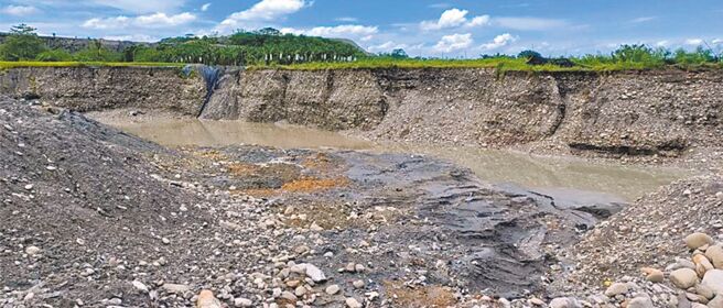 高雄市美浓区近日爆出非法盗採土石案，在吉洋里吉安部落东侧，发现一处深约20公尺的「大峡谷」。（林雅惠摄）