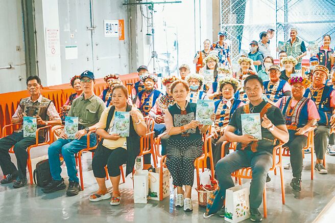 屏東縣春日鄉公所歷經探訪耆老、蒐集手採藥草後，27日出版《排灣春日‧植物智慧》一書，他們奉新書為排灣族首部藥典。（春日鄉公所提供／謝佳潾屏東傳真）