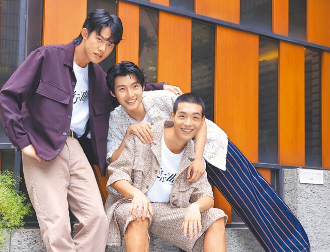余杰恩（左起）、劉育仁、牧森主演電影《進行曲》，感情好打成一片。（陳俊吉攝）