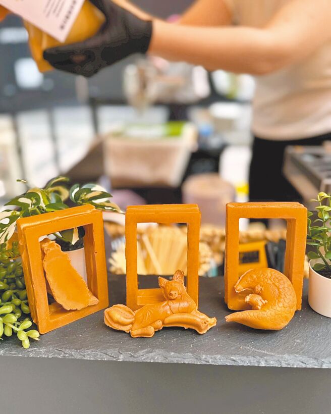 新光三越台北南西店台灣紅玉紅茶品牌「紅玉滿赤心」雞蛋糕。（新光三越提供）