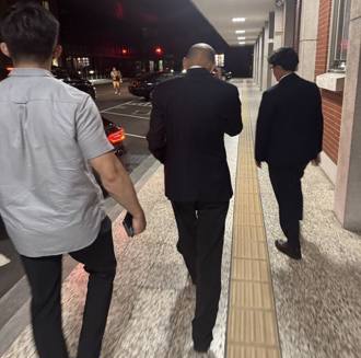  韓國瑜凌晨1點加班邀看直播   曬「ㄏㄚˇ班！」照吸3.9萬人讚爆