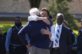 影》明州校園槍擊 孩童奔逃、教堂彩窗遭掃射 駭人片曝