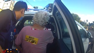 阿婆上衣「這一物」 走在路上不注意都難！暖警成功救援