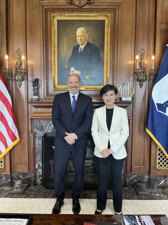 駁斥「台美談判都視訊」！政院首度公開鄭麗君與盧特尼克合照