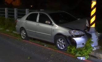 台中女驾驶深夜返家 离奇偏离车道猛撞灯杆殒命