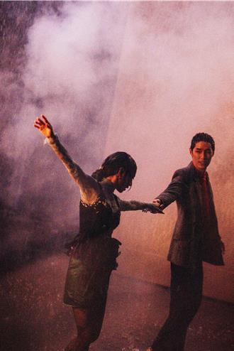 蔡依林濕身甜牽泰男星　全遭鏡頭直擊