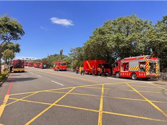 桃園八德工廠廢木材起火 消防急馳援灌救