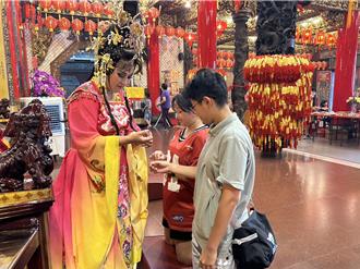 屏東慈鳳宮七夕「牽紅線」 求姻緣、保平安 人潮增5成