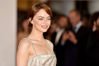 艾瑪史東「剃光頭造型」震驚全網　帶新片現身威尼斯獲6分鐘掌聲