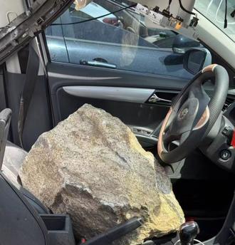 陸男開車遭落石砸中身亡！家屬1理由四個月「不敢下葬」