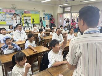 視察校園 侯友宜宣布4年8億元汰換課桌椅、置物櫃、飲水機