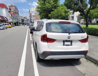 台中無牌BMW霸占停車格數月！未拖吊原因引眾怒：空間不足