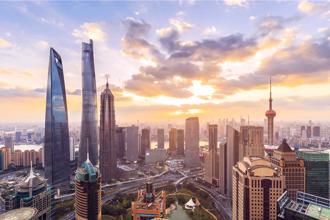 上海出新招救房市！「外環外不限購」單身買房視同家庭