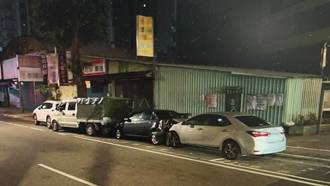 恍神男「連撞3車」！凌晨巨響車主驚醒　愛車成廢鐵