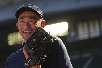 影》51歲朗神秀「二刀流」！投打俱佳轟全壘打 掀球迷熱議