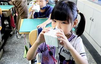 高雄國小午餐加碼補助 近15萬學童每周喝高鈣飲品