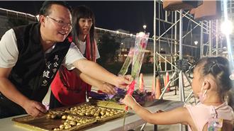 夏日露天電影院逢七夕  市長加贈玫瑰花與巧克力