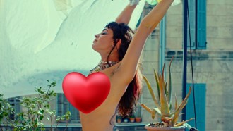 文青女神三點大解放！新片全裸上陣 與閨密在陽台DIY