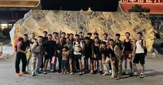 2女砸13萬「請24人陪爬」 5歲童全程被抱  花4小時登泰山 