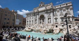 黑衣男違規跳入羅馬263年歷史噴泉 下場糗大了