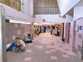 花博Coser 克难坐厕所地板化妆