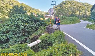 泰山大窠溪变色 环保局急查