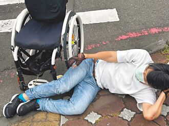 轮椅族摔飞 批人行道陷阱多